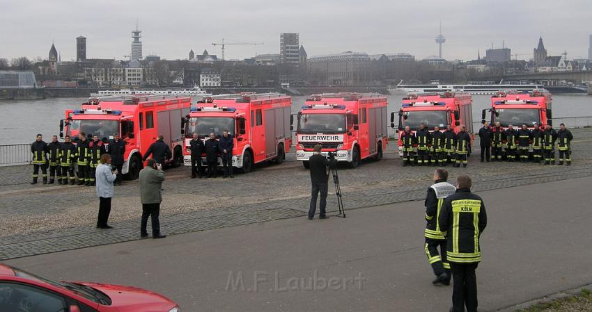 Neue LF`s fuer Koeln Uebergabe in Koeln Deutz an den Wachen  P036.JPG
